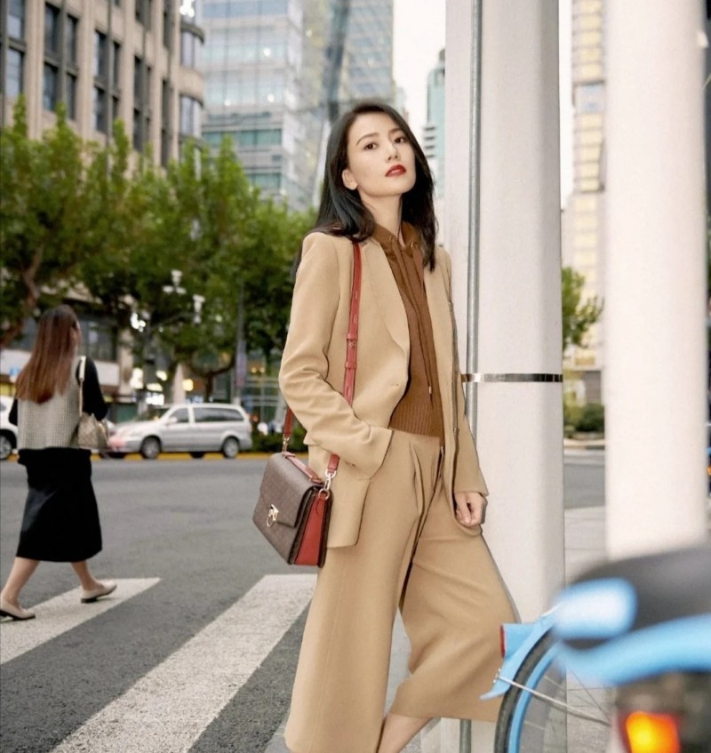 高圆圆到底有多会穿搭(瞧圆圆不穿牛仔裤有多迷人)