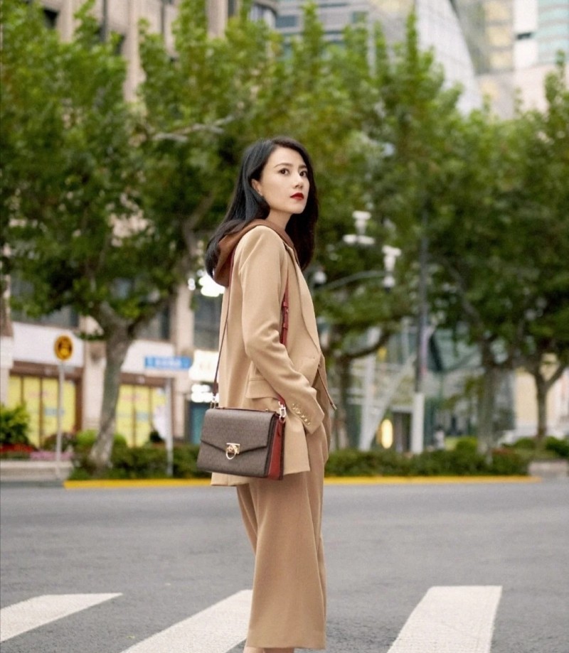 高圆圆到底有多会穿搭(瞧圆圆不穿牛仔裤有多迷人)