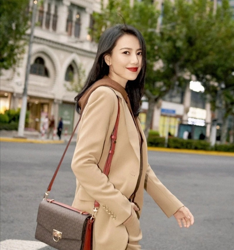 高圆圆到底有多会穿搭(瞧圆圆不穿牛仔裤有多迷人)