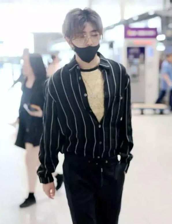 蔡徐坤“女装风波”后，又挑战“蕾丝内搭”，网友：黑不过来了