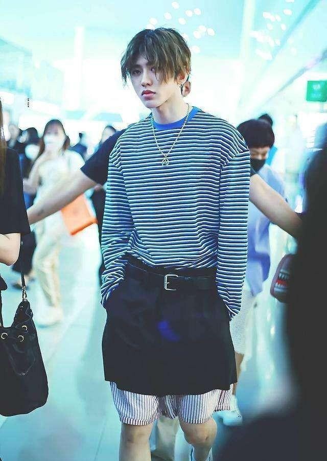 蔡徐坤“女装风波”后，又挑战“蕾丝内搭”，网友：黑不过来了