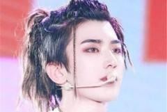 蔡徐坤“女装风波”后，又挑战“蕾丝内搭”，网友：黑不过来了