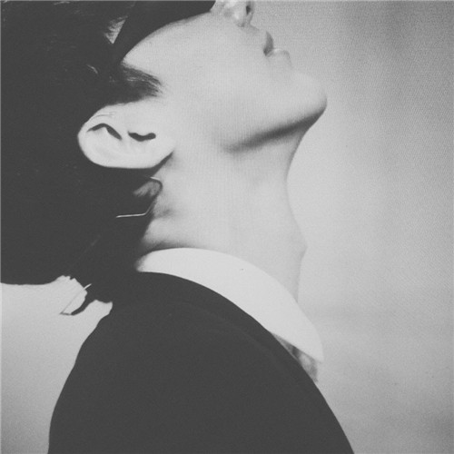 吻男生喉结会有反应吗 为什么男生的喉结不能乱摸是敏感部位吗