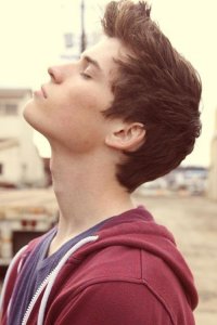 ​吻男生喉结会有反应吗 为什么男生的喉结不能乱摸是敏感部位吗