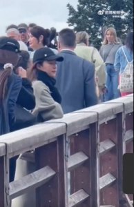 ​刘亦菲的素颜状态超级好 主打一个松弛四处游玩