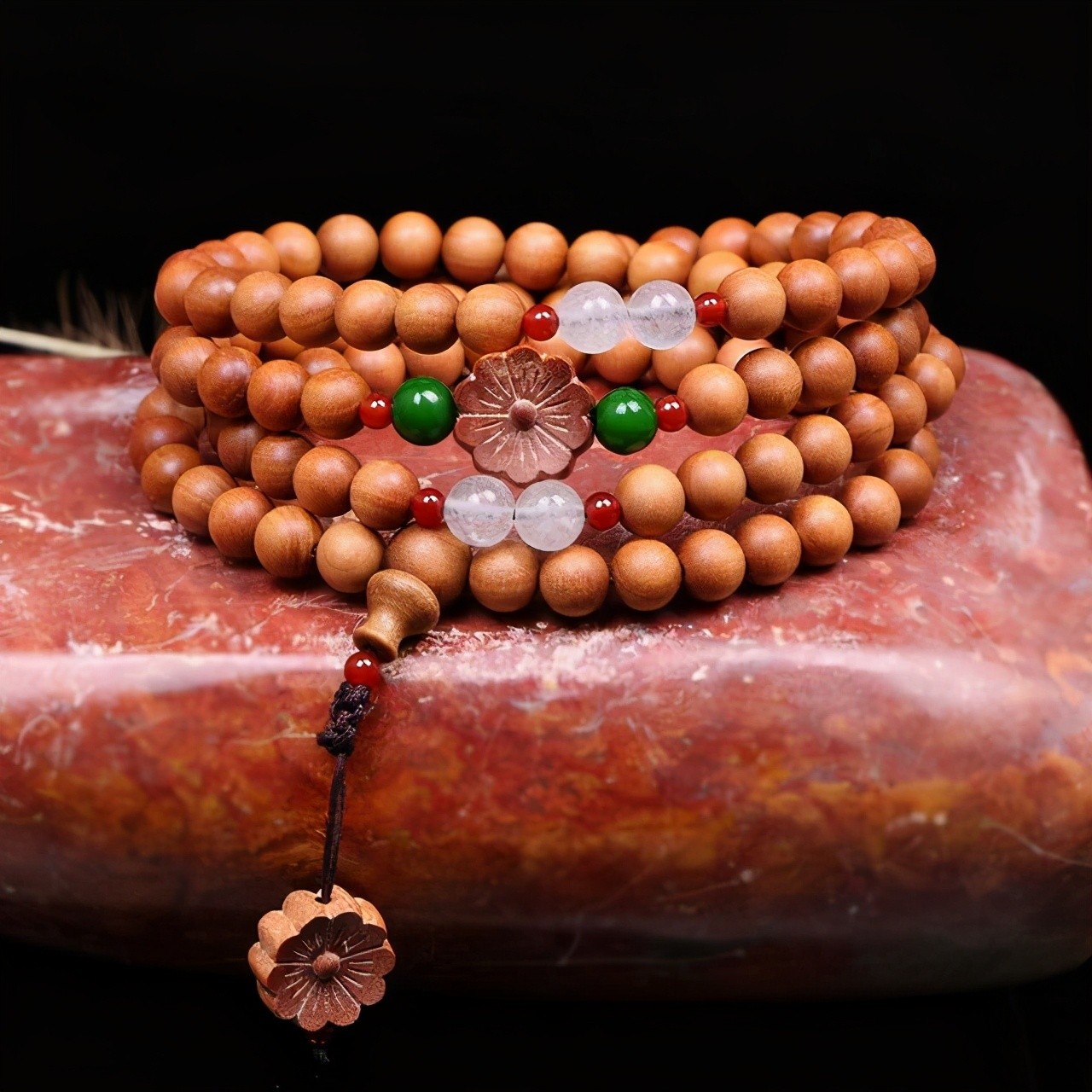 老山檀手串功效与作用（佩戴老山檀香的禁忌介绍）