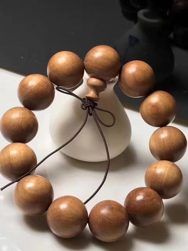 老山檀手串功效与作用（佩戴老山檀香的禁忌介绍）