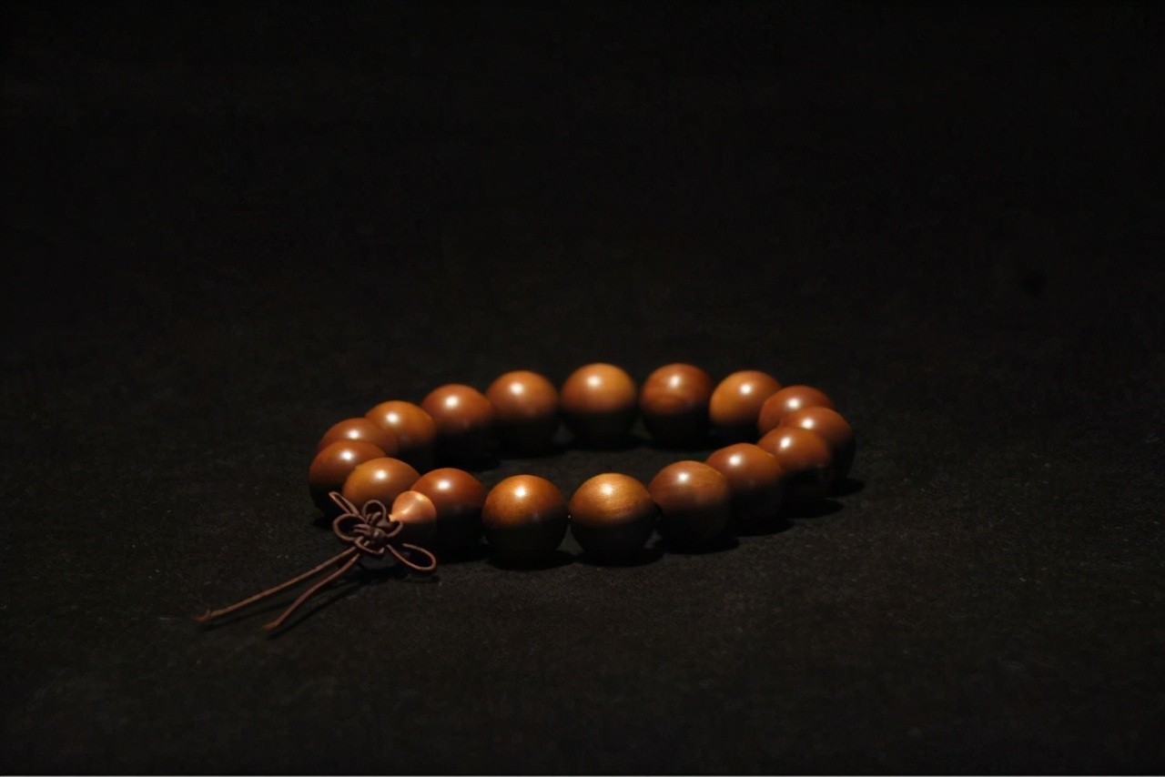 老山檀手串功效与作用（佩戴老山檀香的禁忌介绍）