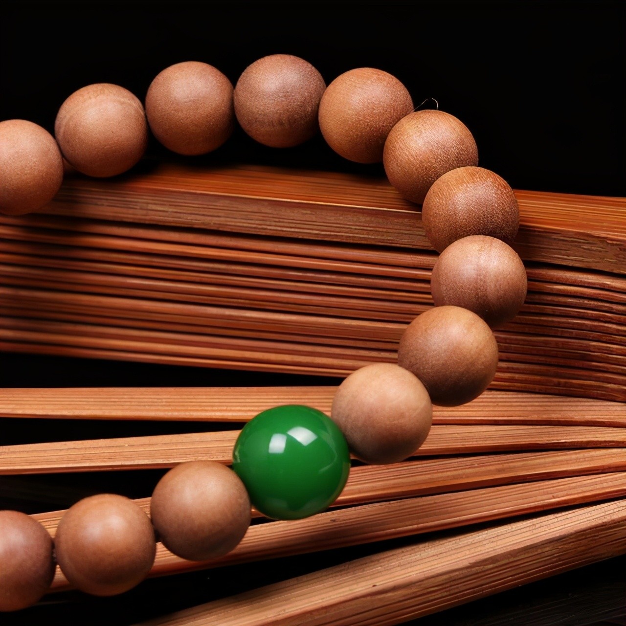 老山檀手串功效与作用（佩戴老山檀香的禁忌介绍）