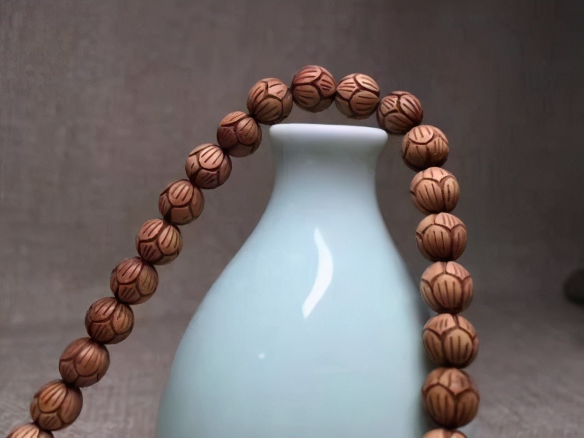 老山檀手串功效与作用（佩戴老山檀香的禁忌介绍）