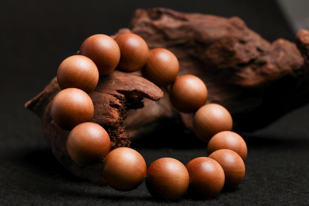 老山檀手串功效与作用（佩戴老山檀香的禁忌介绍）