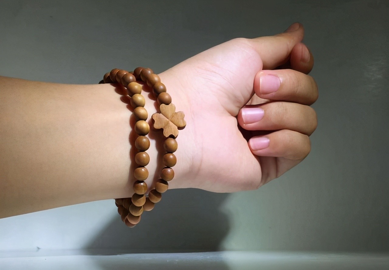 老山檀手串功效与作用（佩戴老山檀香的禁忌介绍）