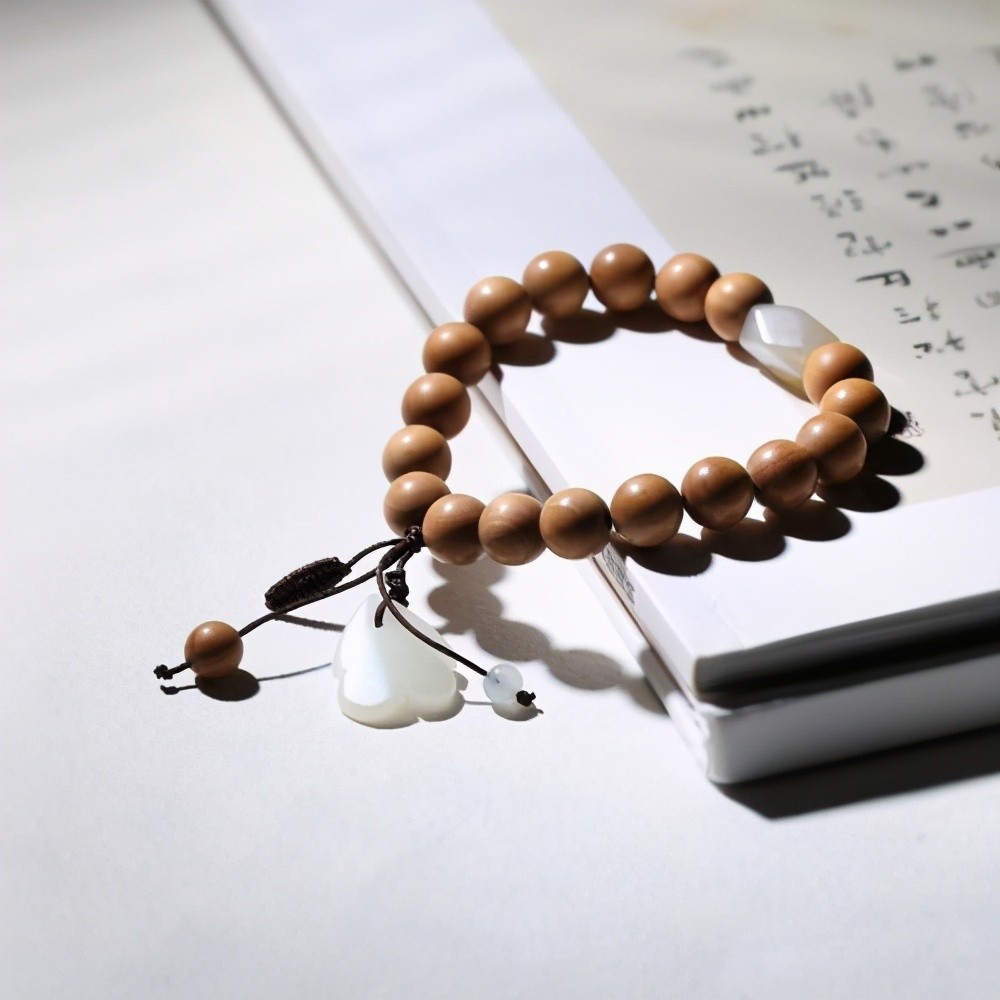 老山檀手串功效与作用（佩戴老山檀香的禁忌介绍）