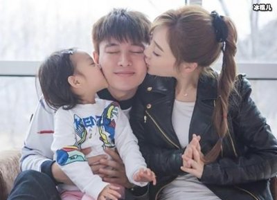 ​李小璐带甜馨逛街被拍，不少人问贾乃亮现在怎么样了？