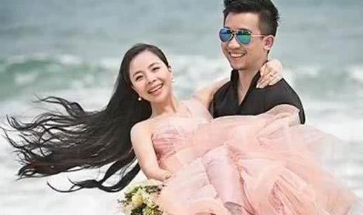 33岁王二妮近照，送丈夫豪车不手软！