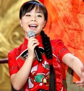 ​33岁王二妮近照，送丈夫豪车不手软！