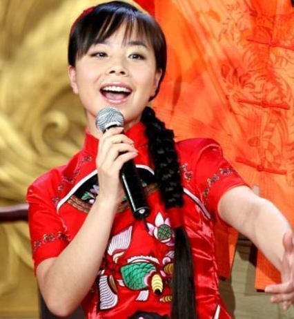 33岁王二妮近照，送丈夫豪车不手软！