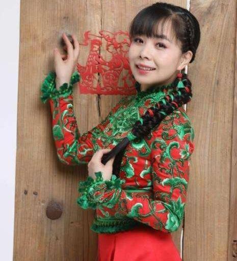 33岁王二妮近照，送丈夫豪车不手软！