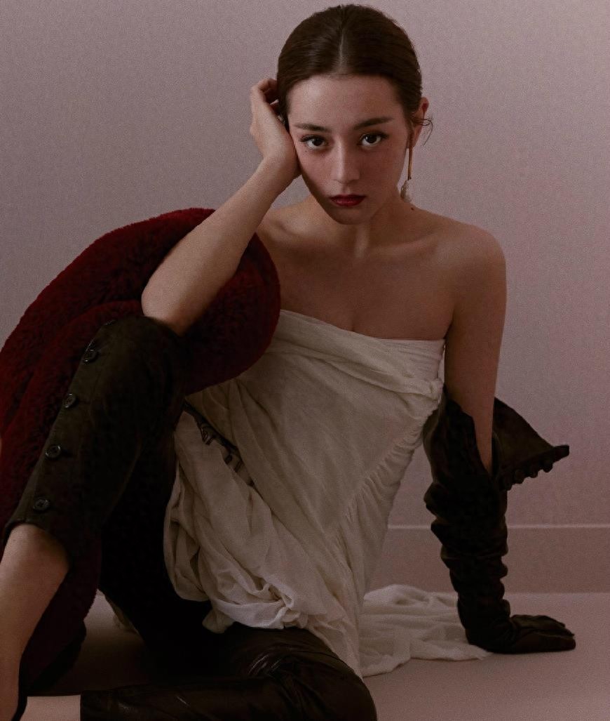 迪丽热巴性感时尚写真合集，超A，你爱了嘛？