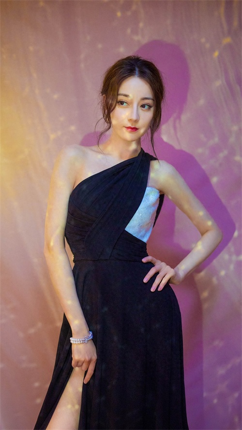 迪丽热巴性感时尚写真合集，超A，你爱了嘛？