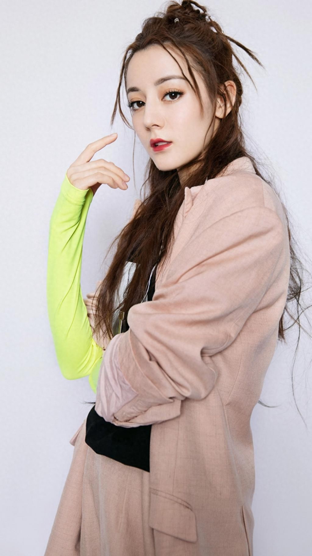 迪丽热巴性感时尚写真合集，超A，你爱了嘛？