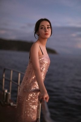 迪丽热巴性感时尚写真合集，超A，你爱了嘛？