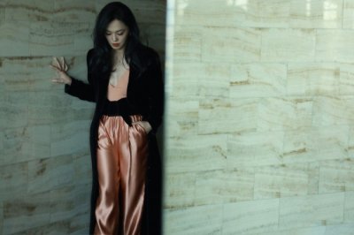 ​柔中带刚！姚晨大衣配丝绸内衬很吸睛