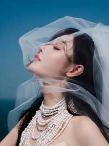 ​张天爱穿上洁白的纱裙充满热烈