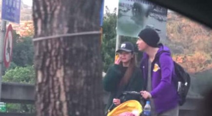 周渝民一家三口首次同框，仔仔推婴儿车揽着娇妻画面温馨