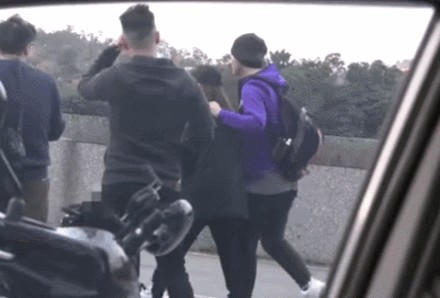 周渝民一家三口首次同框，仔仔推婴儿车揽着娇妻画面温馨