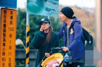 ​周渝民一家三口首次同框，仔仔推婴儿车揽着娇妻画面温馨