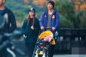 周渝民一家三口首次同框，仔仔推婴儿车揽着娇妻画面温馨