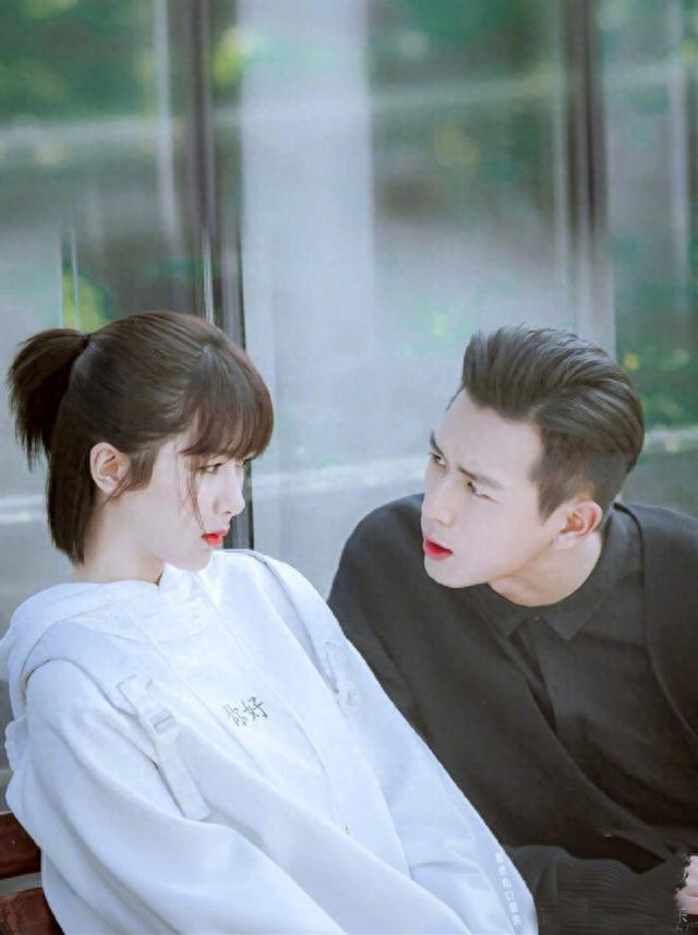 杨紫晒合照祝福李现生日，新晋荧幕CP，友情之上恋爱未满