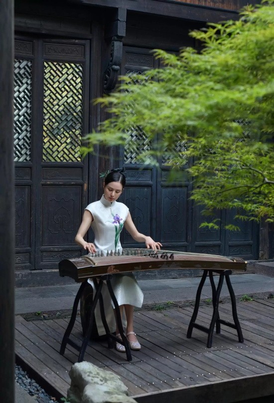 李若彤身穿修身旗袍写真，在庭院中弹古筝梦回“小龙女”