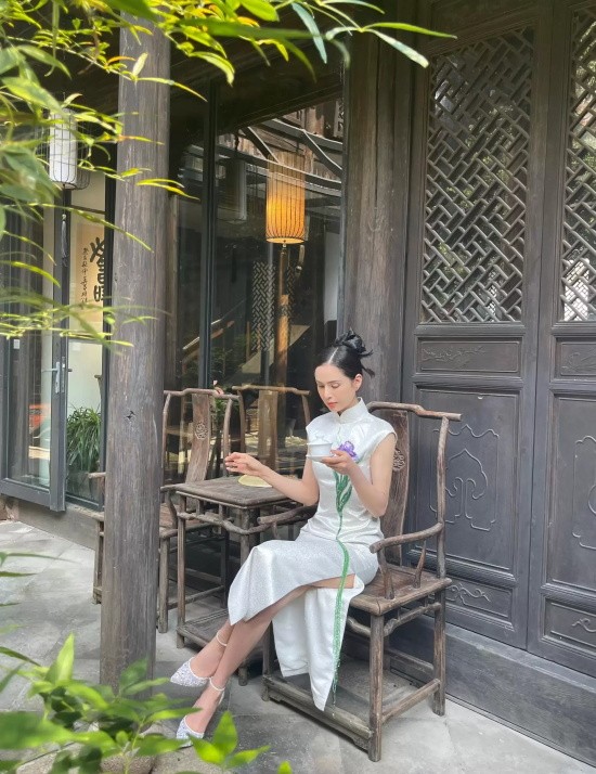 李若彤身穿修身旗袍写真，在庭院中弹古筝梦回“小龙女”
