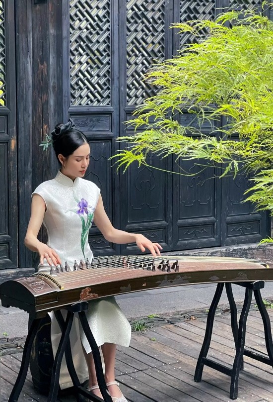 李若彤身穿修身旗袍写真，在庭院中弹古筝梦回“小龙女”