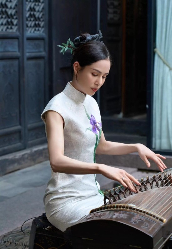 李若彤身穿修身旗袍写真，在庭院中弹古筝梦回“小龙女”