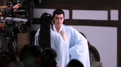 ​赵丽颖与林更新片场太甜蜜 贴身搂腰氛围有爱