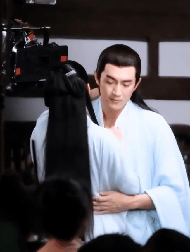 赵丽颖与林更新片场太甜蜜 贴身搂腰氛围有爱