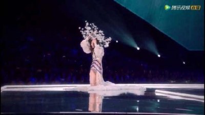 ​奚梦瑶走秀摔倒（维密秀直播奚梦瑶镜头最多）