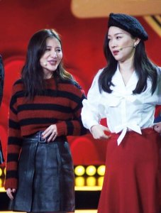 ​霍思燕穿红裙秀美腿 笑容甜美幸福洋溢满面 近年来，霍思燕在娱乐圈发展越来越