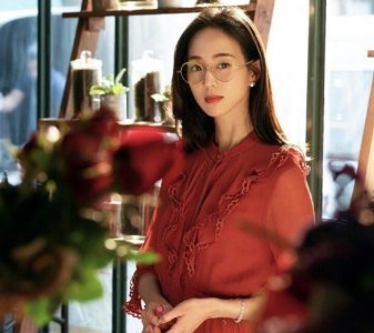 ​张钧甯玫瑰红长裙 长发披肩带着眼镜超有文艺范儿