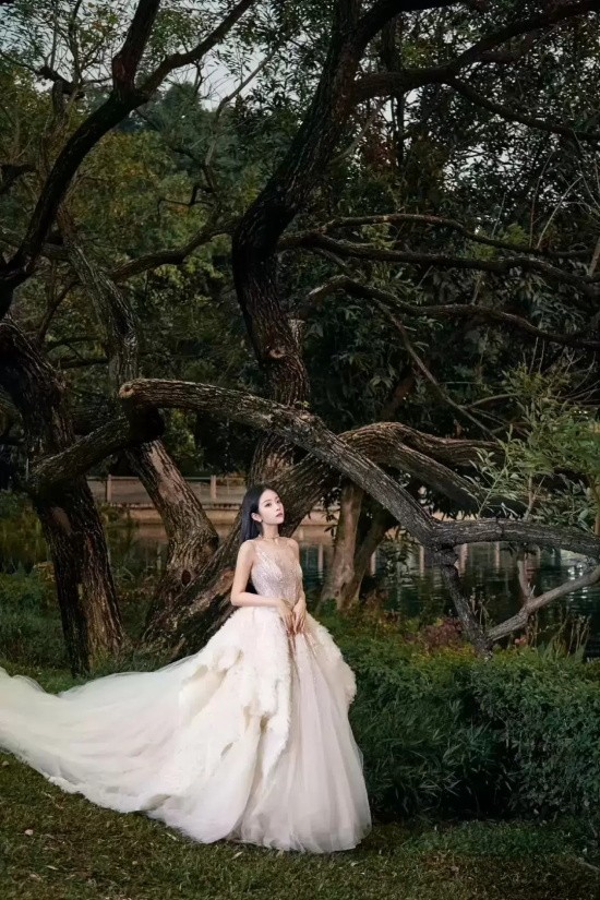 喻言一袭玫瑰金唯美婚纱礼服写真,尽展优雅高贵气场