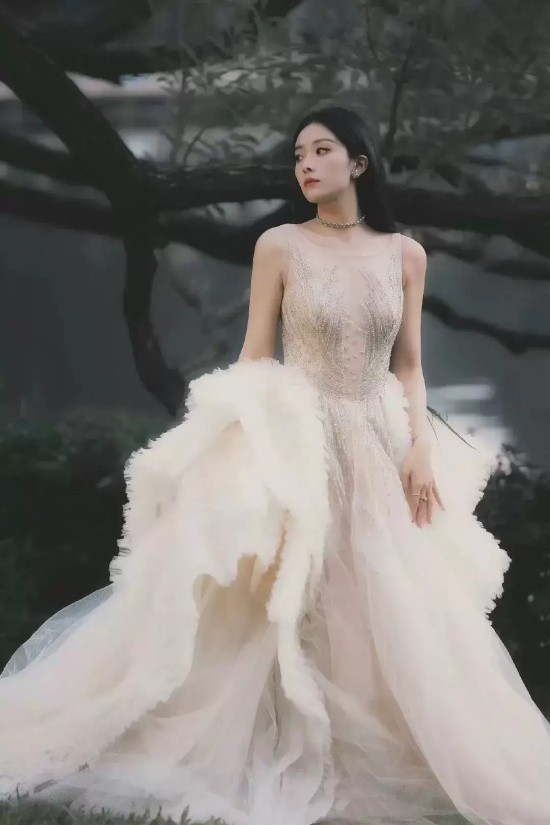 喻言一袭玫瑰金唯美婚纱礼服写真,尽展优雅高贵气场