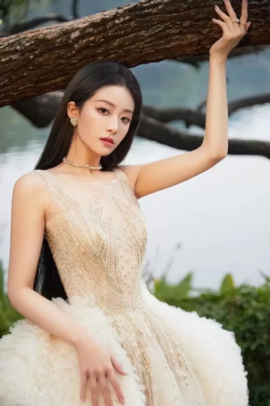 喻言一袭玫瑰金唯美婚纱礼服写真,尽展优雅高贵气场