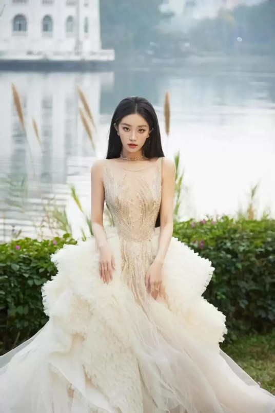 喻言一袭玫瑰金唯美婚纱礼服写真,尽展优雅高贵气场