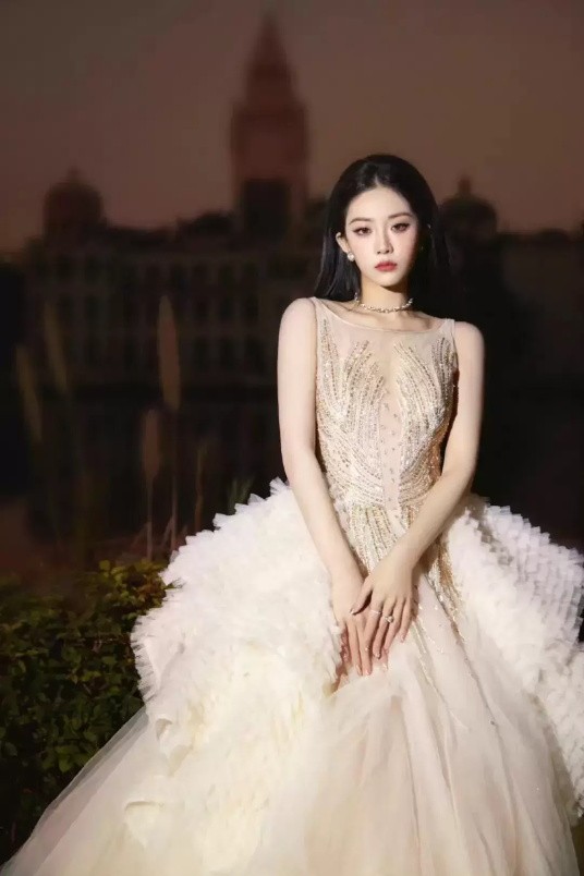 喻言一袭玫瑰金唯美婚纱礼服写真,尽展优雅高贵气场