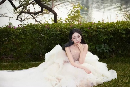 喻言一袭玫瑰金唯美婚纱礼服写真,尽展优雅高贵气场