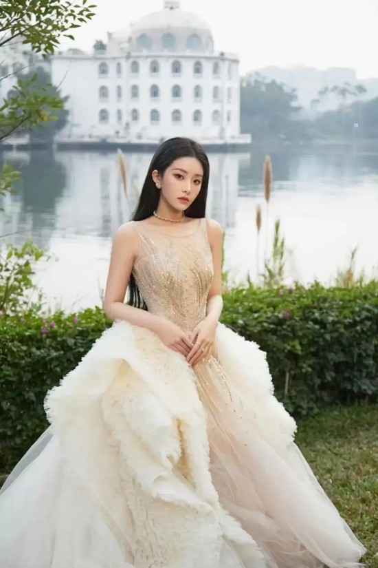 喻言一袭玫瑰金唯美婚纱礼服写真,尽展优雅高贵气场