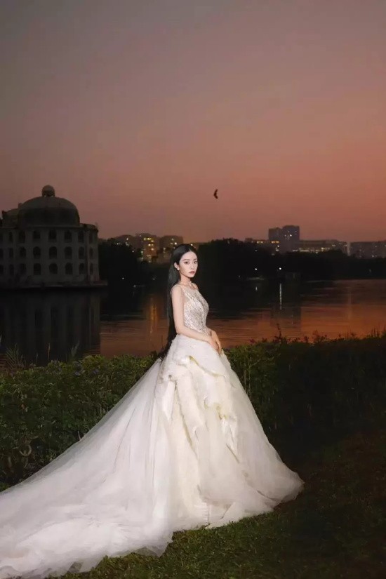 喻言一袭玫瑰金唯美婚纱礼服写真,尽展优雅高贵气场